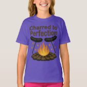 Charred to Perfection Grappige kampvuur hotdog T-shirt (Voorkant)