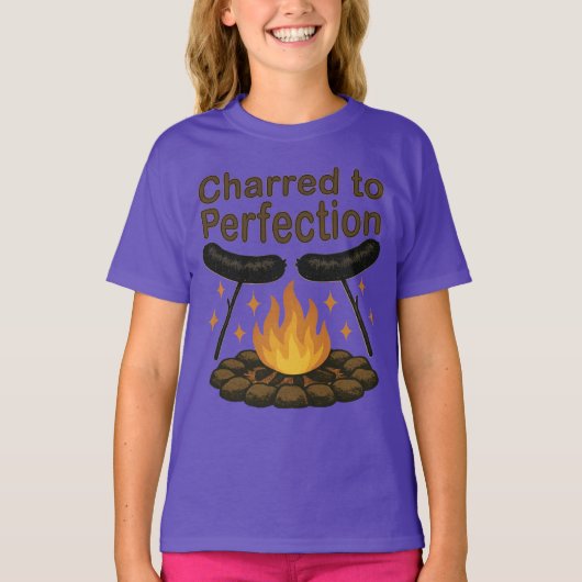 Charred to Perfection Grappige kampvuur hotdog T-shirt (Voorkant)