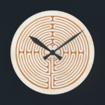 Chartres Labyrinth Ronde Klok<br><div class="desc">Dit ontwerp is gebaseerd op de Chartres Labyrinth in de Chartres-kathedraal in Frankrijk. Het pad van dit open, niet-afgeroepen labyrint wordt vaak als een vorm van bewegende meditatie bewandeld. Velen vinden dat het verzacht en genezend is. De kleinere versies, zoals dit, kunnen als "vingerlabyrint"worden gebruikt waar u over de weg...</div>