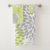 Chartreuse Gray dahlia bloembaddecor Bad Handdoek (Insitu)