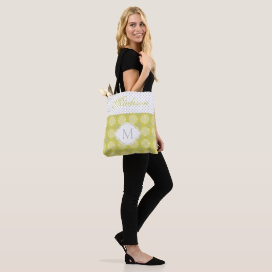 Chartreuse Gray Stippen Trendy Initiaal Monogram Tote Bag (Op model)