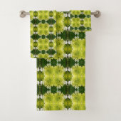 Chartreuse Green Abstract Hydrangea Blooms Patroon Bad Handdoek (Insitu)