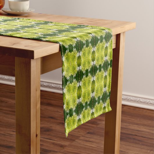 Chartreuse Green Abstract Hydrangea Blooms Patroon Korte Tafelloper (Voorbeeld)