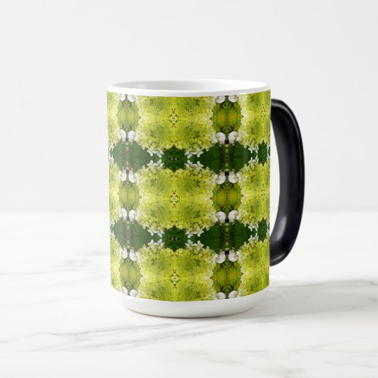 Chartreuse Green Abstract Hydrangea Blooms Patroon Magische Mok (Voorkant rechts)