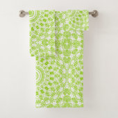 Chartreuse Green Mandala Pattern Bad Handdoek (Insitu)