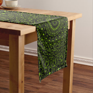 Chartreuse Groene Mandala met Krachtige Symmetrie Lange Tafelloper