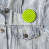 Chartreuse polka stippen ronde button 5,7 cm (In situ)