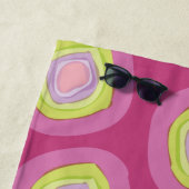 Chartreuse Yellow Pink Circles Patroonnaam Strandlaken (In situ)