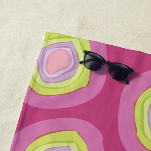 Chartreuse Yellow Pink Circles Patroonnaam Strandlaken (In situ)