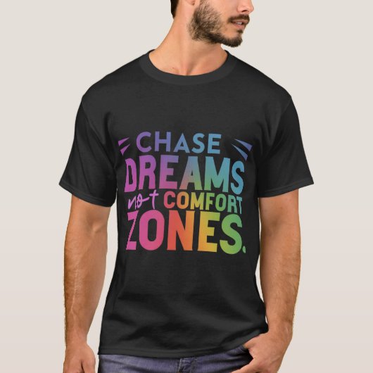 "Chase Dreams, niet Comfort Zones T-Shirt" T-shirt (Voorkant)