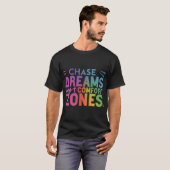 "Chase Dreams, niet Comfort Zones T-Shirt" T-shirt (Voorkant volledig)