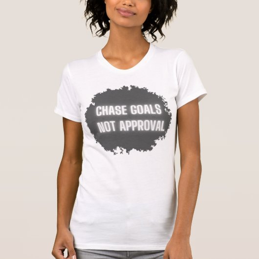 "Chase Goals Not Approval" Motivatie vrouwen T-shirt (Voorkant)
