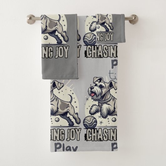 Chase the Fun: Happy Grey Dog in actie Bad Handdoek (Insitu)