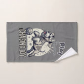 Chase the Fun: Happy Grey Dog in actie Bad Handdoek (Handdoek)