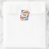 Chase the Quiet" Inspirerend kleurrijke kunst Ronde Sticker (Tas)