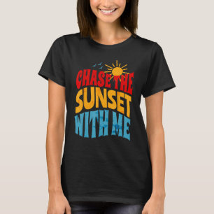 Chase the Sunset met mij Retro Vibes voor Summer V T-shirt