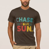 Chase Your Sun" Levendig regenboog T-shirt (Voorkant)