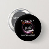 Chaser Solar Eclipse 2024 Grappig twee keer in een Ronde Button 5,7 Cm (Voorkant /achterkant)