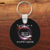 Chaser Solar Eclipse 2024 Grappig twee keer in een Sleutelhanger (Voorkant)