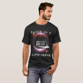 Chaser Solar Eclipse 2024 Grappig twee keer in een T-shirt (Voorkant volledig)