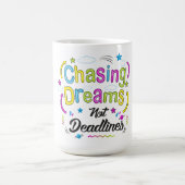 Chasing Dreams, Not Deadlines – Motivational Quote Koffiemok (Center)
