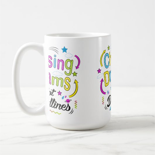 Chasing Dreams, Not Deadlines – Motivational Quote Koffiemok (Links)