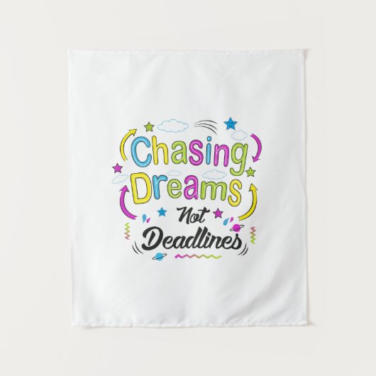 Chasing Dreams, Not Deadlines – Motivational Quote Wandkleed (Voorkant)
