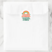 Chasing Rainbows & Good Vibes Ronde Sticker (Tas)