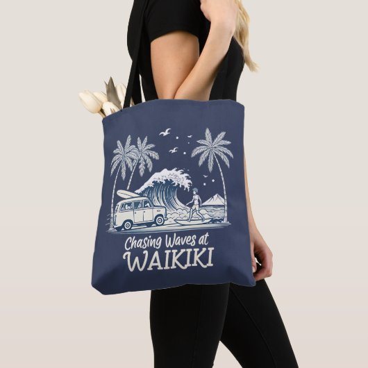Chasing Waves at Waikiki Tote Bag (Dichtbij)