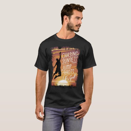 Chasing Zonsondergangen & Jump Shots Basketbal lev T-shirt (Voorkant volledig)
