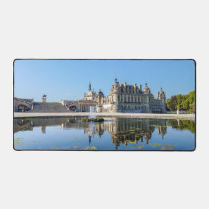 Chateau de Chantilly met reflectie in een vijver Bureaumat