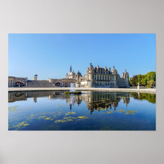 Chateau de Chantilly met reflectie in een vijver Poster (Voorkant)