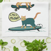 Check Meowt. Skateboard Surf Snowboard Tabblad Cat Theedoek (Gevouwen)