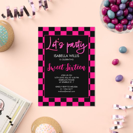 Checker heet roze zwart wit Lets party Sweet 16 Acryl Uitnodigingen (Insitu (Viering))