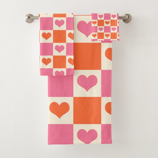 Checkerboard Hearts in roze, Sinaasappel en crème Bad Handdoek (Insitu)