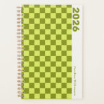 Checkerboard Olijfgroene Limoen Gepersonaliseerd 2 Planner<br><div class="desc">Breng een frisse, retro sfeer aan uw planning met deze gepersonaliseerde 2025 dambordplanner in olijfgroen en limoen! Het gedurfde dambordpatroon combineert aardse olijftinten met een pittige limoengroen voor een leuke, moderne twist. Pas het aan met jouw naam om het uniek voor u te maken en geniet van een georganiseerd verblijf...</div>