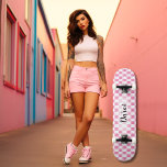 Checkerboard Roze Girly Retro Checkered Naam Persoonlijk Skateboard<br><div class="desc">Rol in stijl met onze gepersonaliseerde Checkerboard Pink Girly Retro Checkered Skateboard! Ontworpen met een opvallend roze en wit dambordpatroon, brengt dit skateboard een unieke mix van retro charme en modern design aan uw skateboardsessies. Personaliseer dit meisjesachtige skateboard met jouw naam om het echt je eigen te maken. Perfect voor...</div>
