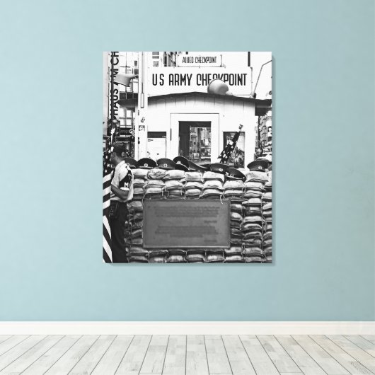 Checkpoint Charlie Berlin Canvas Afdruk (Insitu (Houten vloer))