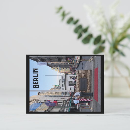 Checkpoint Charlie Berlin | Kleurversie Briefkaart (Staand voorkant)