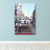 Checkpoint Charlie Berlin | Kleurversie Canvas Afdruk (Insitu (Houten vloer))