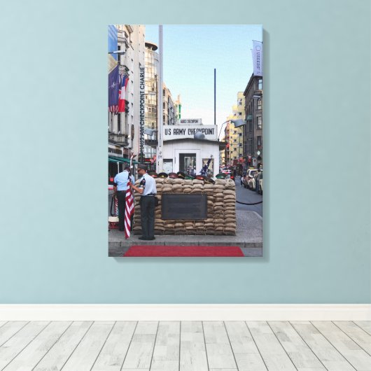 Checkpoint Charlie Berlin | Kleurversie Canvas Afdruk (Insitu (Houten vloer))