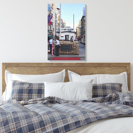 Checkpoint Charlie Berlin | Kleurversie Canvas Afdruk (Insitu (Slaapkamer))