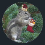 Cheeky Christmas Chipmunk Ronde Sticker<br><div class="desc">Een brutale chipmunk onderzoekt zijn kous op kerstochtend!</div>