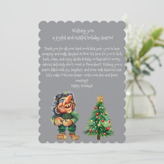 Cheeky Christmas Troll en Tree Delight Feestdagenkaart (Staand voorkant)