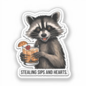 Cheeky Wasbeer met Whiskey Sour – Speelse Cocktail Sticker (Voorkant)