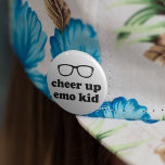 Cheer Up Emo Kind | Funny Cute Hipster Glasses Ronde Button 5,7 Cm<br><div class="desc">Moet je je stukjes flair opmaken? Pak deze schattige zwarte en witte knop! Het ontwerp kenmerkt "Kop omhoog,  Emo Kind"in retro-stijl lettertype met een paar zwarte hipster lijsten.</div>