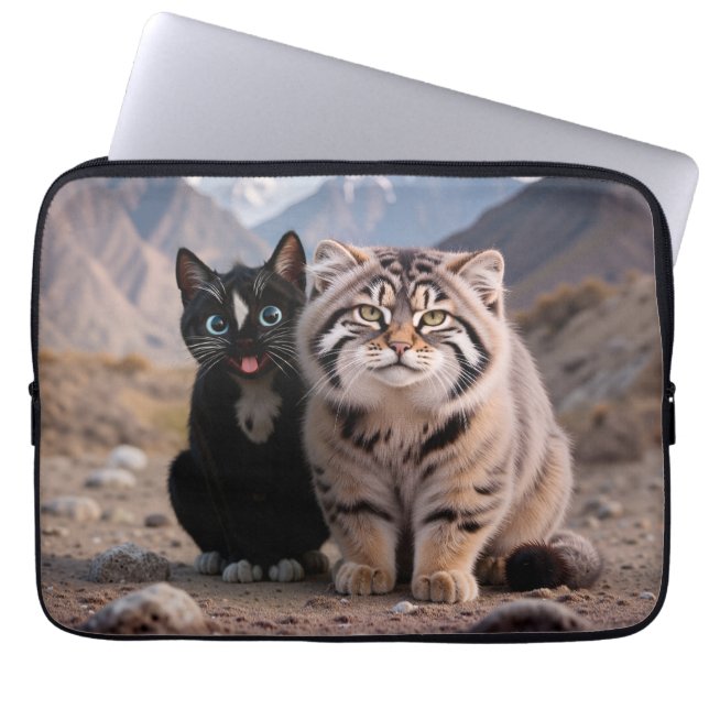 Cheerful Cat vs. Grumpy Cat – Humor Laptop Sleeve (Voorkant)