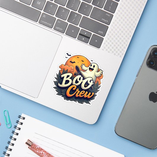 Cheerful Ghost "Boo Crew" Halloween Sticker (Laptop met iPhone)
