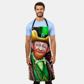 Cheerful Green Leprechaun met Shamrock Pipes Schort (Gedragen)