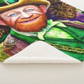 Cheerful Green Leprechaun met Shamrock Pipes Sherpa Deken (3/4)
